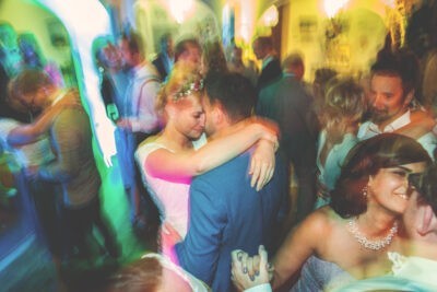 Esküvői bulin táncol a menyasszony és vőlegény, pillanatkép
