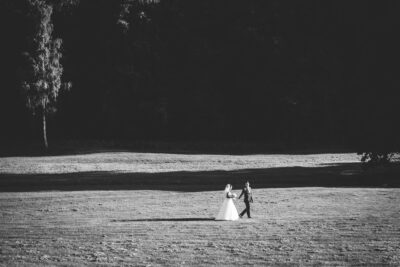 menyasszony és vőlegény sétál a réten