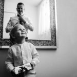 Vőlegény készülődik gyerek segít a nyakkendőkötésben telefonról megy a kisegítő videó