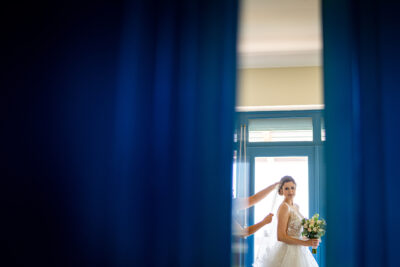 Menyasszonyi készülődés ajtón keresztül kukucskálva