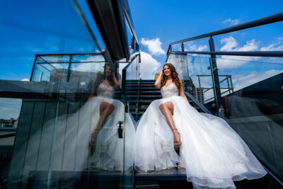 Fashion menyasszonyi ruha fotózás a lépcső tetején tükröződéssel