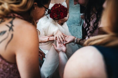 Koszorúslányok csodálják a menyasszony gyűrűjét