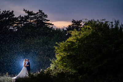Esküvői kreatív fotózás az esőben naplementében
