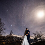Kreatív fotózás Svájcban a csillagok alatt hegyekkel a háttérben