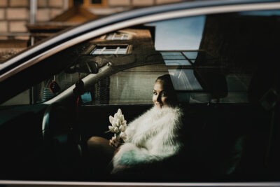 Menyasszony ceremónia előtt autóban várakozik