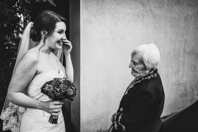Menyasszony és nagymamája meghatódva