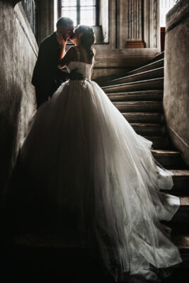 Menyasszony és vőlegény a lépcsőn csókot ad, a De la Motte kastélyban, Noszvajon