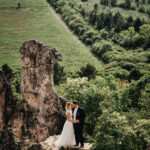 Menyasszony és vőlegény a Teve-sziklán pózol háttérben a tájjal