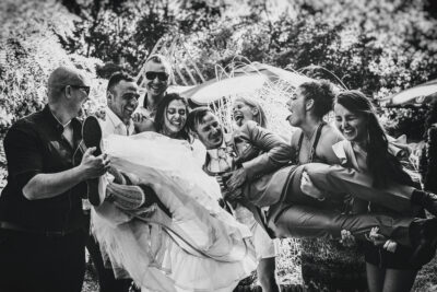 Menyasszony és vőlegény vicces csoportképe a barátokkal