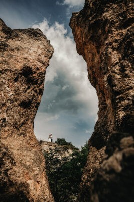 Menyasszony és vőlegény sziklák között ölelkezik a Pilisben a Teve-sziklánál