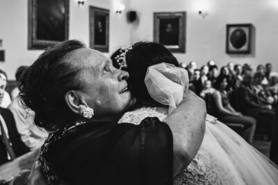 Nagymama öleli menyasszony unokáját az esküvői ceremónián