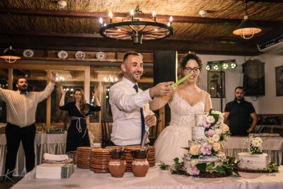 Esküvői fotós Debrecen lazgi tortavágás