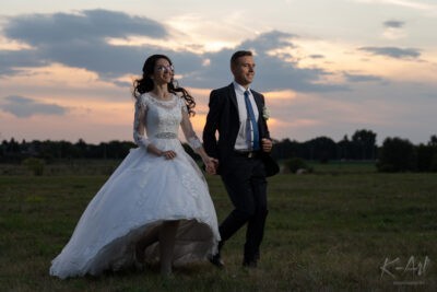 Esküvői kreatív fotózás futó pár