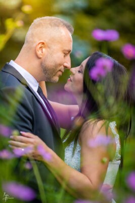 Esküvői csók a virágos kertben lesifotó