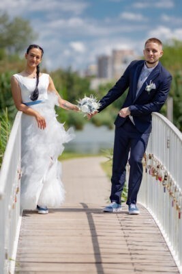 Esküvői pár a szerelmesek hídján