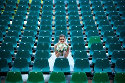 boldog magyar menyasszony egyedul ul a stadion szekein viragcsokorral a kezeben es varja a csapatokat