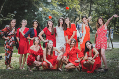 Színes, vidám csoportkép a koszorúslányokkal, és a menyasszony barátaival