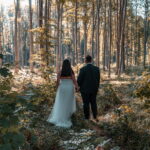 Menyasszony és vőlegény az erdőben