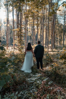 Menyasszony és vőlegény az erdőben