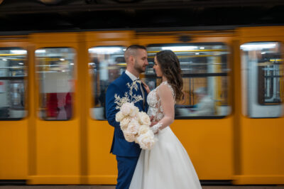 menyasszony és vőlegény a metróban