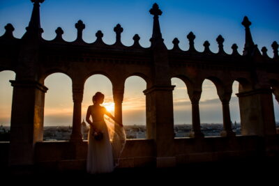 szép menyasszony a napfelkeltében a Halászbástyán