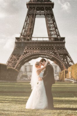 Szép pár összebújva az Eiffel torony elött