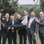 Esküvői családi csoportkép barátokkal