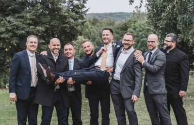 Esküvői családi csoportkép barátokkal