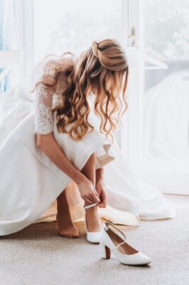 Menyasszony készülődés közben veszi fel a magassarkú cipőjét