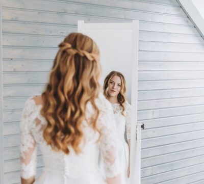 Készülődő menyasszonya tükör előtt állva