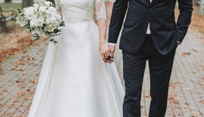 Menyasszony fogja a férj kezét esküvői kreatív fotózáson