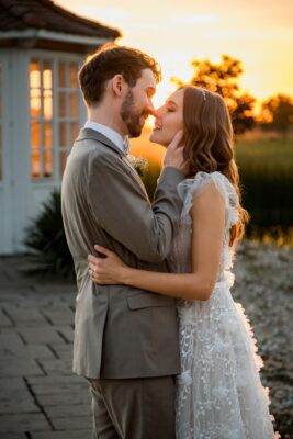 Gyönyörű menyasszony leendő férjével naplementében