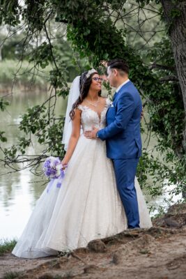Gyönyörű menyasszony leendő férjével tóparton