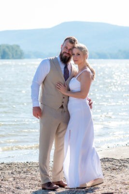 Vőlegény átkarolja menyasszonyát a Duna parton