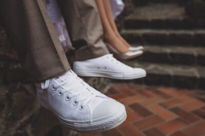 Fehér Converse cipő = Menő vőlegény