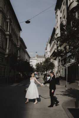 Vőlegény és menyasszony az esküvői fotón