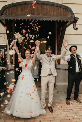 A feleség és a férj kivonul a templomból az esküvő után