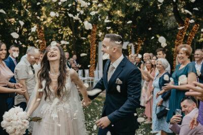 A férj és a feleség kivonul a polgári szertartás után