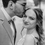 A férj puszit ad a felesége homlokára az esküvőjükön