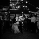 Csillagszóró alatti kivonulás fotózása egy esküvőn