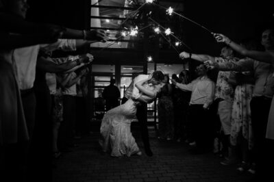 Csillagszóró alatti kivonulás fotózása egy esküvőn