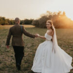 Menyasszony és vőlegény kreatív fotózása a naplementében