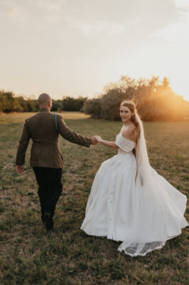 Menyasszony és vőlegény kreatív fotózása a naplementében