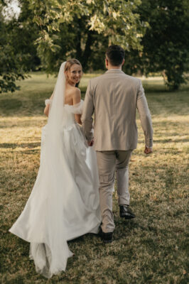 Menyasszony és vőlegény sétálnak