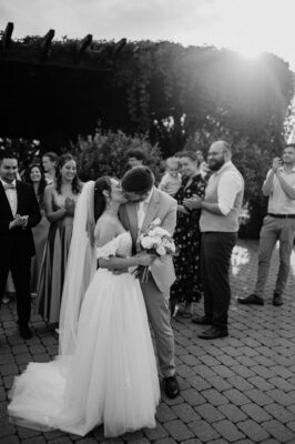 Esküvő utáni kivonulás fotózása ellenfényben
